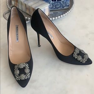 Manolo Blahnik Hangisi Black Satin Pump Sz39.5